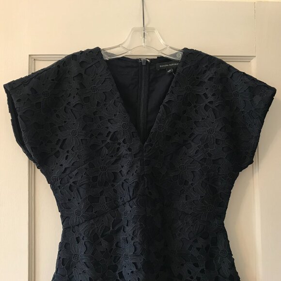 Banana Republic | V-Neck Lace Dress - Picture 6 of 9